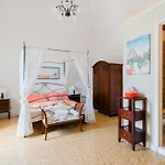 Piazzetta San Giovanni Gasthof Specchia